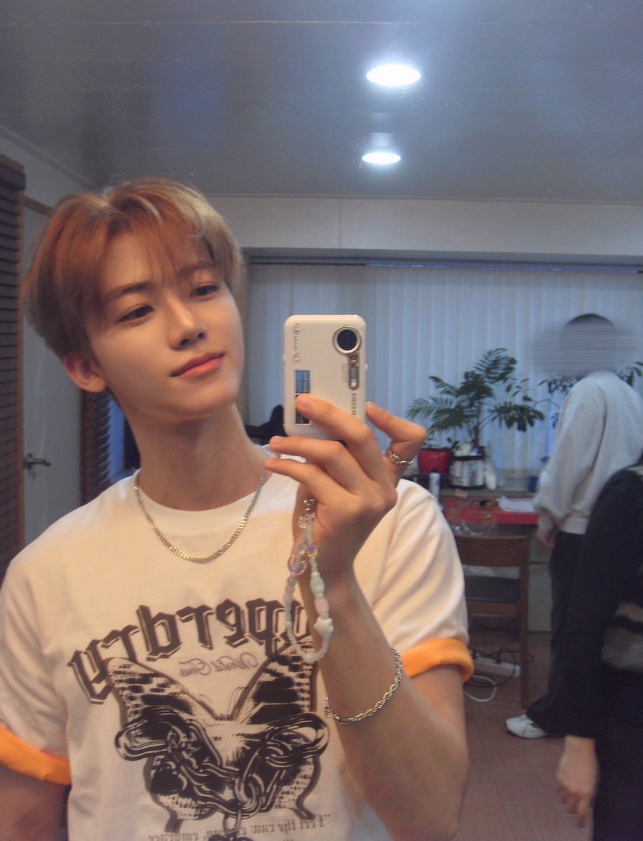 🐰 ผมถึงญี่ปุ่นแล้วววว
🐰 อ้ะ จิงด้วย ตอนขามาดูรูปในมือถือ
🐰 มีรูป mirror selfie ด้วยอ้ะ
🐰 กล้องน่ารักใช่แมะ

แจมินน่ารักก่าอีก 🥺🥺🥺🤍