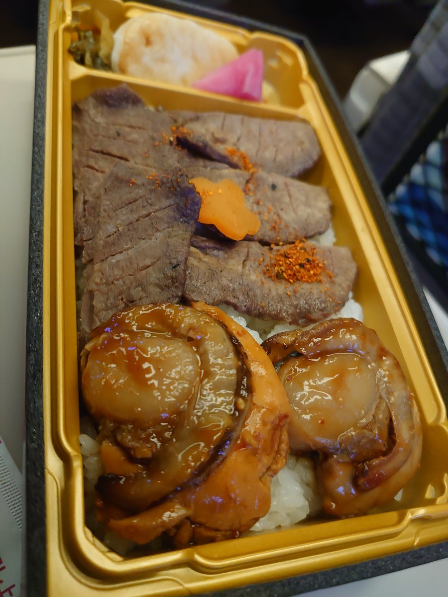ComMicuo's tweet image. 大つぶ帆立と牛タン弁当