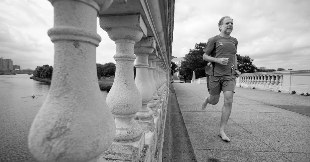 Lo chiamano "barefoot professor" per la sua passione per la corsa a piedi nudi. #DanielLieberman, paleoantropologo ad Harvard, ha fatto dell'evoluzione del #corpo umano - e in particolare della testa - il suo principale argomento di ricerca. Oggi il nostro speciale dal