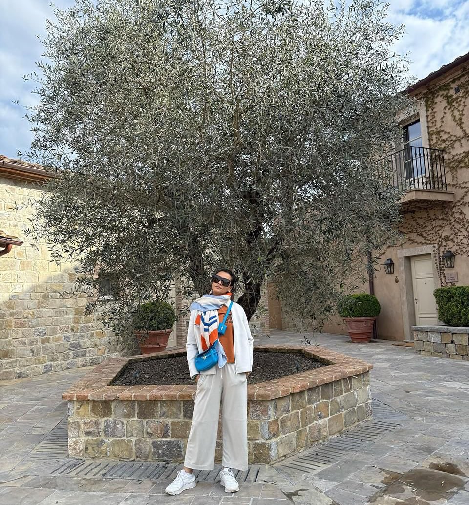 HydTimes's tweet photo. Namrata Shirodkar Soaks in Tuscan Bliss , she shares a poetic glimpse of her peaceful morning in the Italian countryside.

#tuscan
#countryside
#maheshbabu
#namratashirodkar
#tollywoodceleb
#tripin https://t.co/wl6yBP8rLP