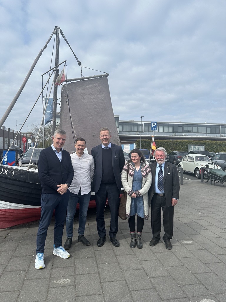 audunnatla's tweet photo. Hatte die Ehre, die Häfen in Bremerhaven und Cuxhaven zu besuchen und deutsche und isländische Unternehmen zu treffen. Häfen sind faszinierende Innovationszentren und entscheidend für wirtschaftliche Entwicklung. Für einen Isländer ist es auch immer schön, das Meer zu spüren... https://t.co/jazOIgQDvE