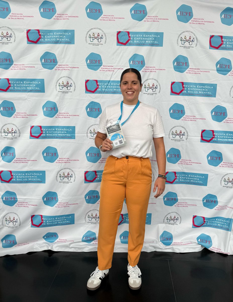 ferrolsergas's tweet photo. 👏 Noraboa á EIR da #ASF, Sara Vázquez, por ser finalista no XLII Congreso Nacional de Enfermaría de Saúde Mental, cun traballo sobre as intervencións da enfermería de xeito grupal na aplicación do plan de seguridade, unha das accións preventivas recomendadas no eido do suicidio. https://t.co/hrkrBtRSSt