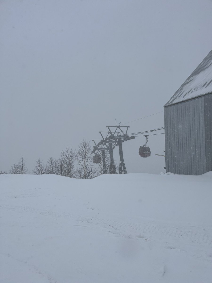 gorichu40's tweet photo. ルスツリゾート今シーズンの営業最終日。
早朝から昼過ぎまで雪が降り続き、視界不良でしたが、午後から一気に好転してまさかのピーカンノートラックパウダーラン！山の神様ありがとう！😆
#ルスツリゾート https://t.co/pfZJ39XKlQ