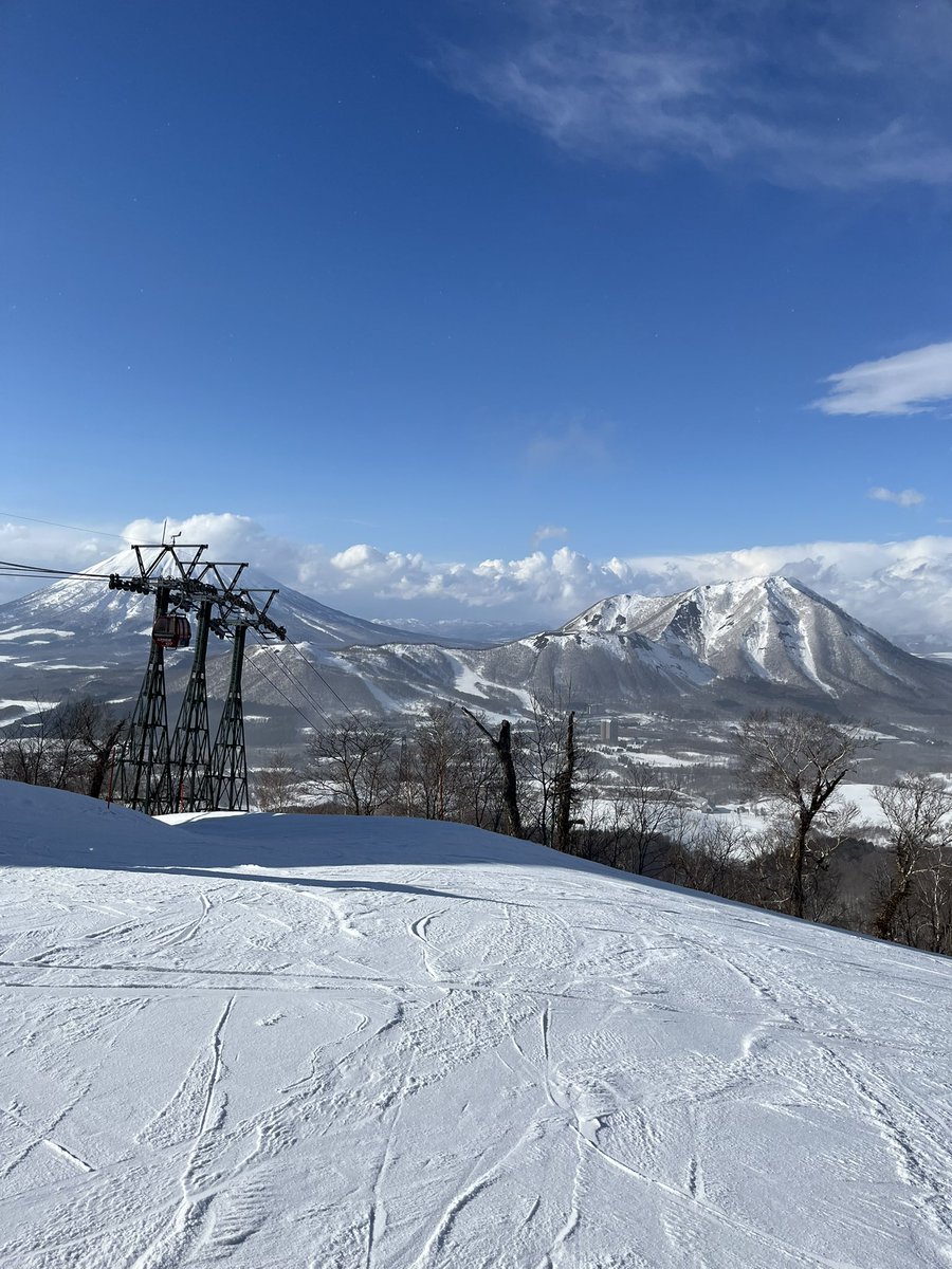 gorichu40's tweet photo. ルスツリゾート今シーズンの営業最終日。
早朝から昼過ぎまで雪が降り続き、視界不良でしたが、午後から一気に好転してまさかのピーカンノートラックパウダーラン！山の神様ありがとう！😆
#ルスツリゾート https://t.co/pfZJ39XKlQ