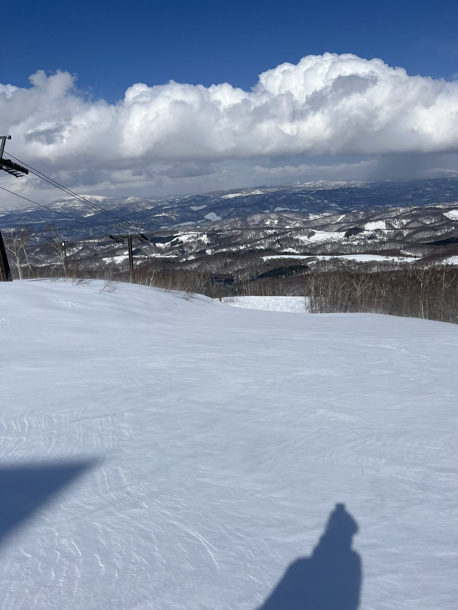 gorichu40's tweet photo. ルスツリゾート今シーズンの営業最終日。
早朝から昼過ぎまで雪が降り続き、視界不良でしたが、午後から一気に好転してまさかのピーカンノートラックパウダーラン！山の神様ありがとう！😆
#ルスツリゾート https://t.co/pfZJ39XKlQ