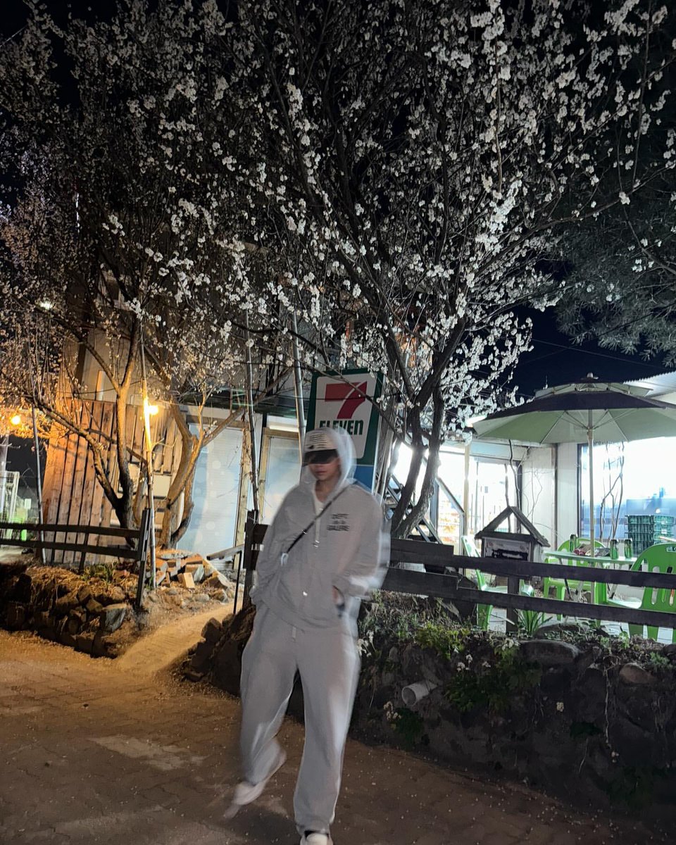 joshuaarchive's tweet photo. we are so back with bf pics of shua 🥹🤍 https://t.co/xPwPX5xaVW