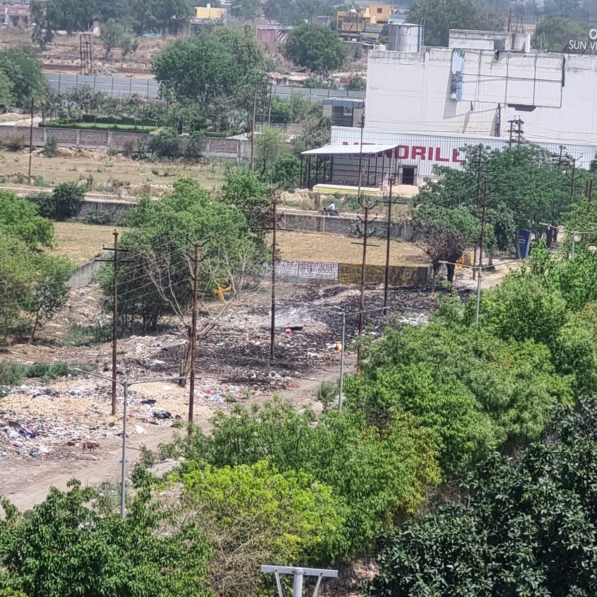 mailanil85's tweet photo. सड़क के किनारे महीनों से जमी हुई कचरे की मोटी परत देखी जा सकती है। सफाई हुए 6 महीने से भी अधिक समय हो चुका है, राजनगर एक्सटेंशन की हर एक सड़क का यही हाल है, महीनों से स्ट्रीट लाइट्स खराब पड़ी है और दोनों किनारे कूड़े की मोटी परत है।
अनुरोध है कृपया संबंधित अधिकारी संज्ञान लें। https://t.co/1OH0T9m77b