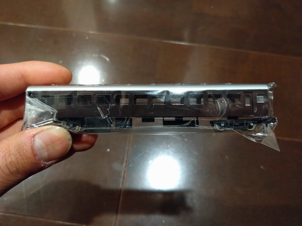yoshi7927's tweet image. 時間が開きましたが、最後、5店舗目で入手した物です。

最後は犬のお店にて、袋詰めジャンクから10系客車を入手。

普通の10系に見えますが、ボディーや床下は金属製です。そして床下の作りから、ホーワの製品と思われます。

お店にはこれしか無かったものの、なかなか見ないので購入。

#CAB　#HOWA