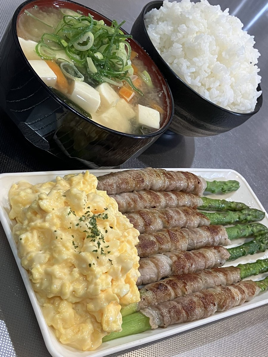 今日はアスパラの肉巻きタルタル定食を食べました。おいしかったです。