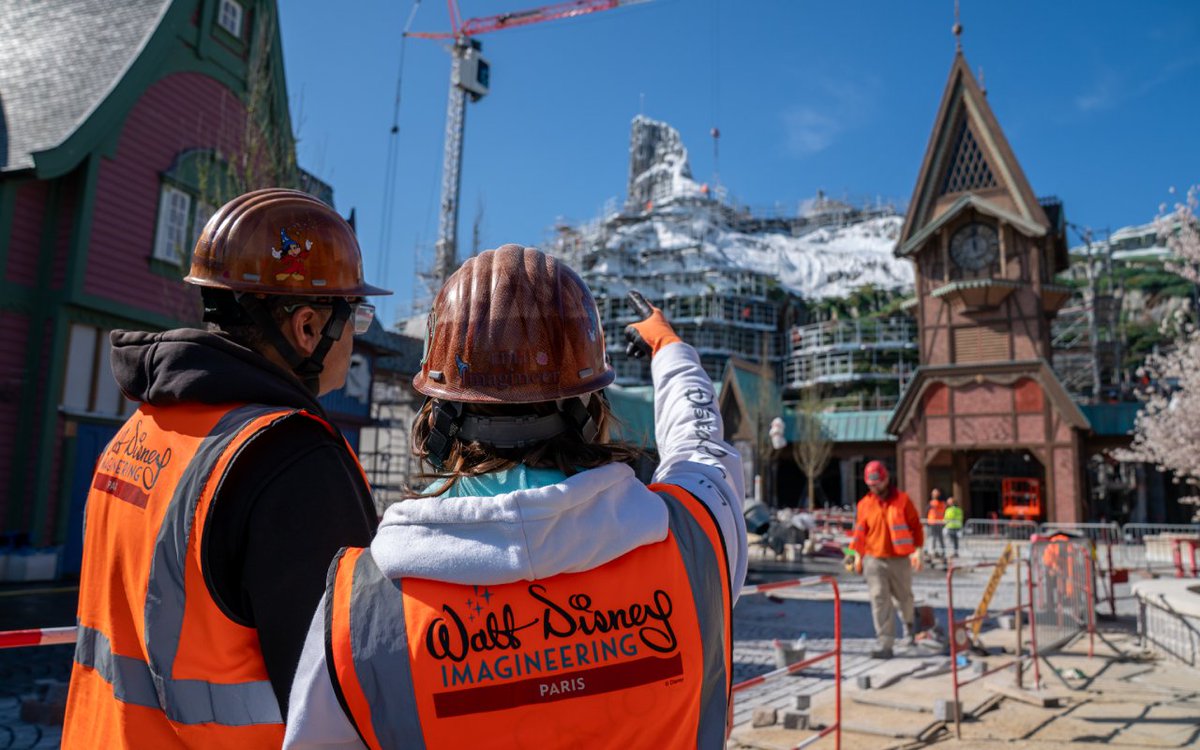 ThibRaoult's tweet photo. Au fait...
J'ai visité en avant-première la future zone Reine des Neiges à Disneyland Paris : voici tout ce qui vous attend en 2026 (avec une attraction dédiée à Là-Haut !)
https://t.co/7U9VoDIUVv https://t.co/557x0pehdQ
