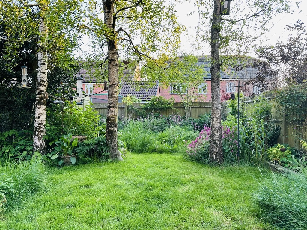 Getting out in the garden this weekend? One of the best things you can do for butterflies is to let your lawn grow wild! 🌱🌼

Pledge to be a grower, not a mower, and get a free guide on how to manage your lawn for butterflies 👉 buff.ly/bbgCDjn

#GrowDontMow