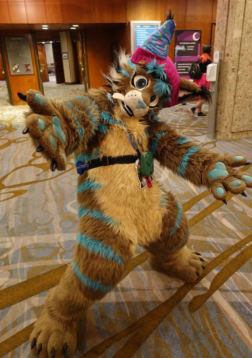 Yeah I run at work in suit to
but sadly not the comfy one🤣

#furryfandom #furries