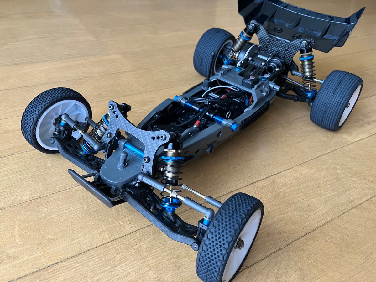 matty0227's tweet photo. #DT02 や #DT03 に京商RBのナックル使う改造は昔から良く見るけど、どうせならサスアームまでRBにしてみようって事でダンパーステーまで作ったっちゅーのに、#厚木レジャラン のオフロードコースが5月いっぱいでクローズなのマジでつらい😣

#タミヤ
#ラジコン https://t.co/MDIctb9AMu