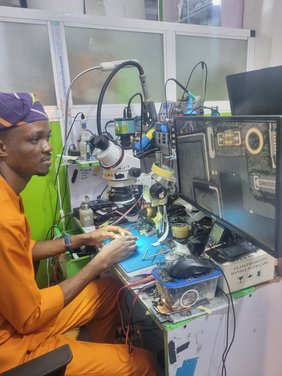 SamuelO58847434's tweet photo. Look no further, we also specialise in iPhone repairs. 
Check out our office at Sakatinubu VI, Lagos - Olabodetech NG, 08121199333 https://t.co/PDAUTujsqV