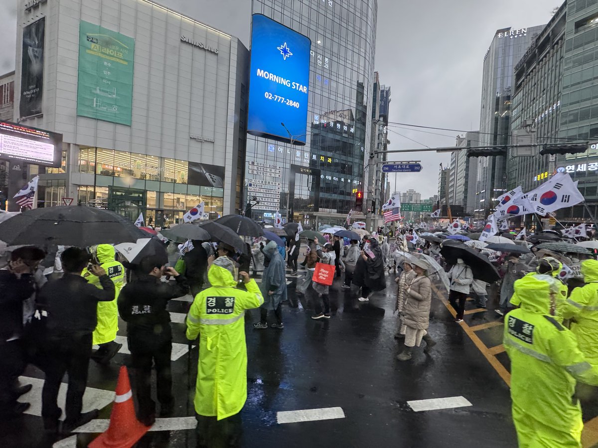 MUsoftware's tweet photo. 집 가고 싶다... 나와 정 맞지않는 의견 표명은 민주주의니까 뭐 그래 그럴 수 있다 쳐도 제발 교통은 막지 마렴ㅠㅜ
버스 내려야 하는 사람들 내리지도 못하고 이게 뭐람... https://t.co/TXYKfA8AZw