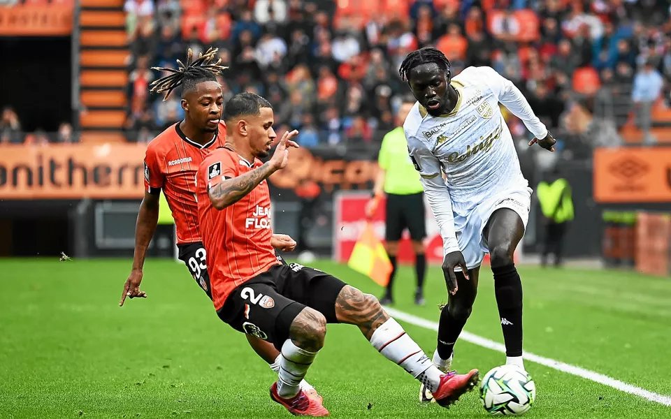ml_ufsbt's tweet photo. 🇫🇷 #France, Ligue 2, April 12, Round 30 🏆
EA Guingamp vs. FC Lorient
Guingamp's defense: a bit leaky, conceding 1.24 goals/game.  
But recent games show a slight improvement to 1.0 goals conceded.  
Lorient's scoring frenzy: 3.25 goals avg in last 4 games! 🔥  
Guingamp might favor counter-attacks, while Lorient plays on the front foot.  
Prediction: Lorient edges it 2-1, thanks to their offensive prowess.
#Ligue2 #football #soccer #preview #insight #betting