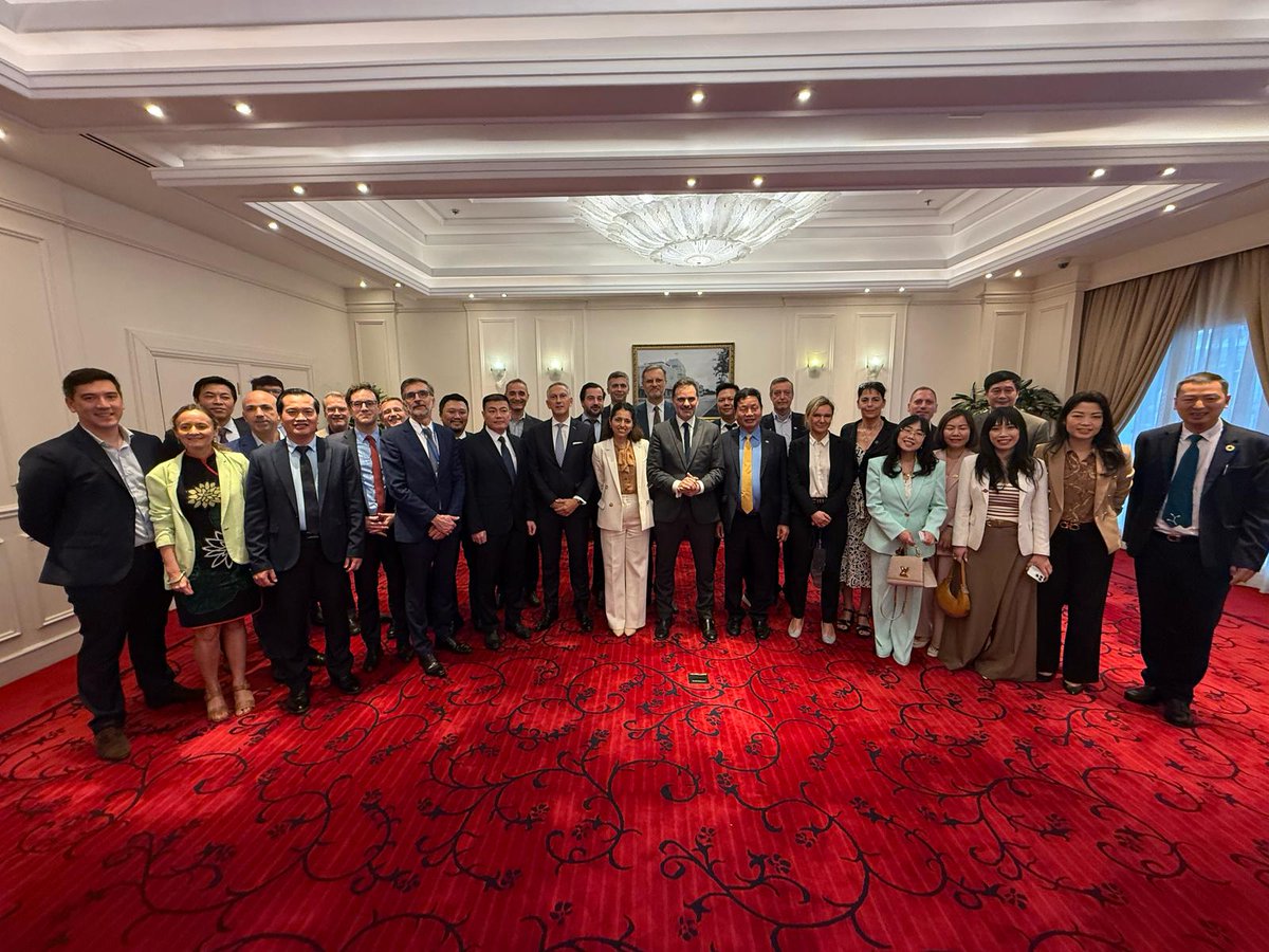 FranceAuVietnam's tweet image. Startups, PME, grands groupes : les #entreprises 🇫🇷 &amp;amp; 🇻🇳 innovent ensemble !  
Le Ministre @LaurentSMartin a rencontré leurs représentants pour échanger sur les #projets, #partenariats &amp;amp; savoir-faire partagés en Asie du Sud-Est.  
#FranceVietnam #Innovation
@businessfrance