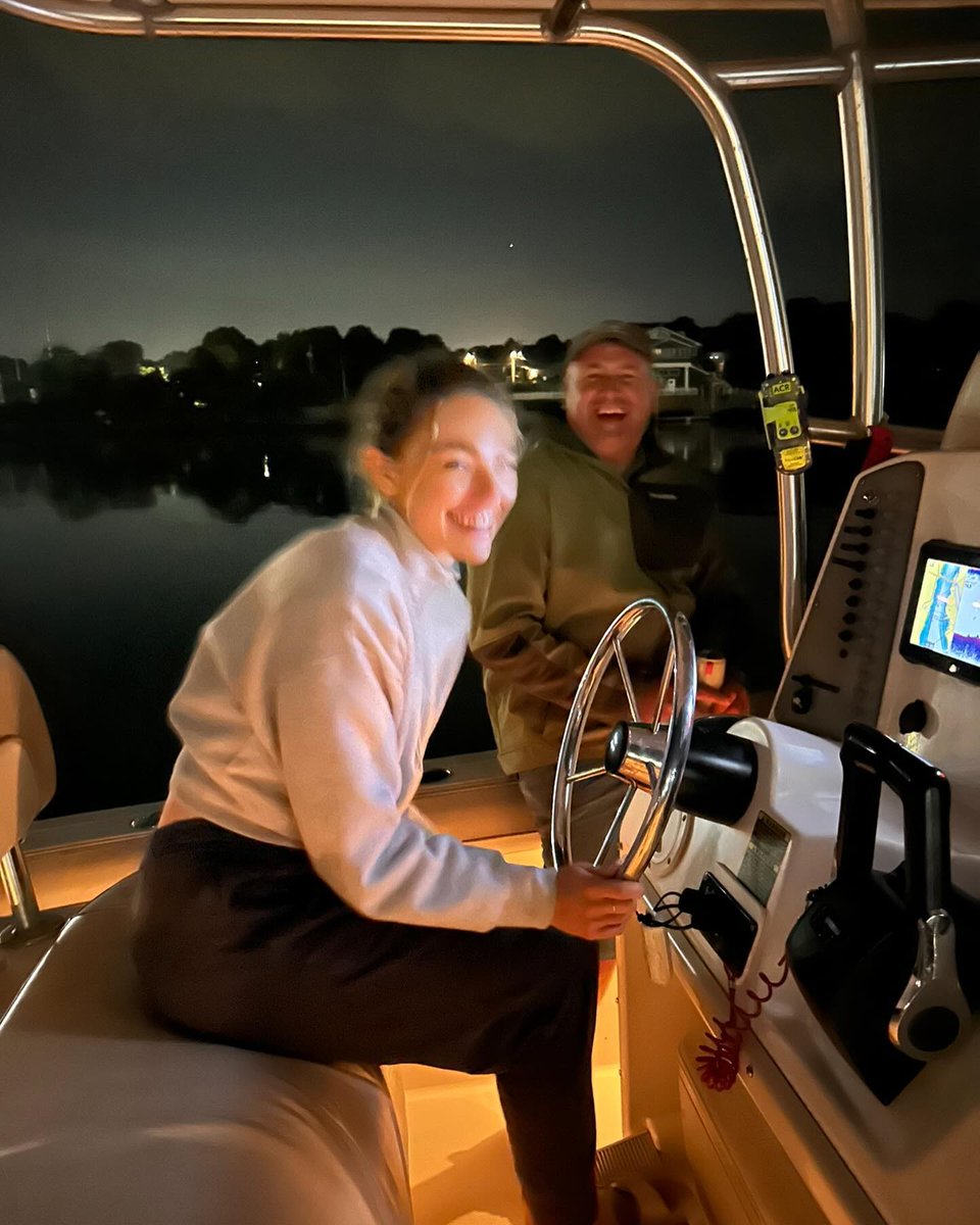 He logrado adivinar la contraseña del wifi del club de los ancianos satánicos solo para saludarles.

Y también presentar mi posible escape en yate, un beso.