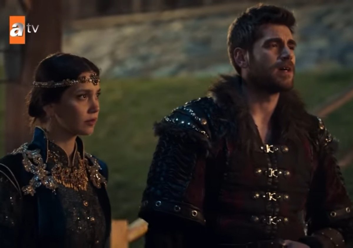 Savaş ortasında terkedilen , geride kalan şehitlerini alplarını düşünen onlar icin canından geçmeye hazır olan Orhan , AMA KIBRINDEN ZALIMLIGINDEN yapti dimii yersen . Kocasi ölüme terk edilen olan Holofira kimseyi suclamazken , ama görki suçlu yine #OrNil oluyor💁‍♀️
#KuruluşOsman