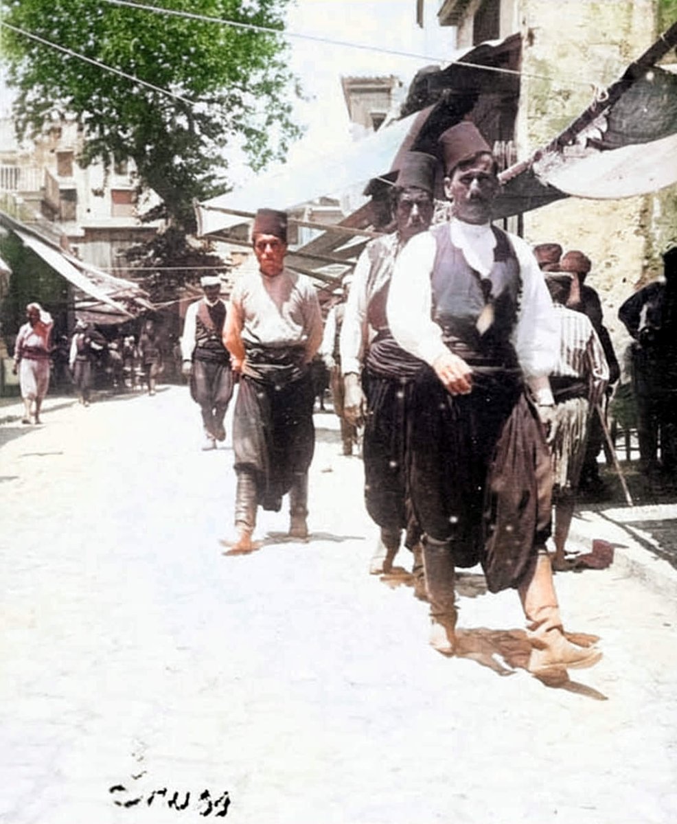 Günümüzde bir tane bile Türk'ün yaşamadığı Girit Adası, bir zamanlar.

Bu fotoğrafı Kıbrıs'ta Rumlarla kardeşlik türküsü söyleyenlere ithaf ediyorum.

#kaybolantarihinpeşinde