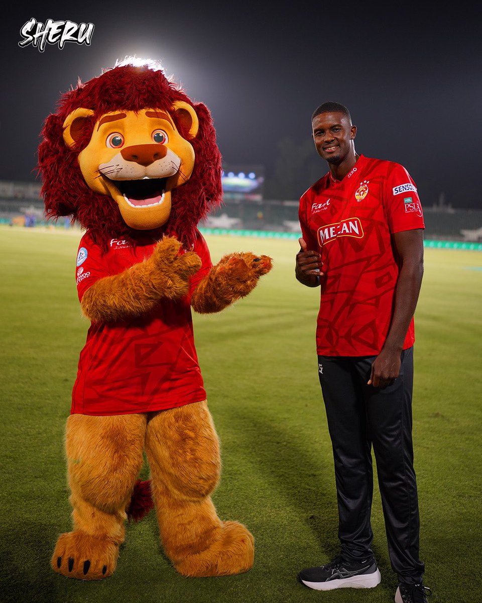 What a night it was! 🐾🐾

Had to grab a pic with the big man himself, <a href="/Jaseholder98/">Jason Holder</a>, my Sheru of the Day for that fiery 4-fer!

Proud of the whole #IUSquad. Let’s keep roaring! 🦁

#IUvLQ #HBLPSLX #4TheDream #UnitedWeWin