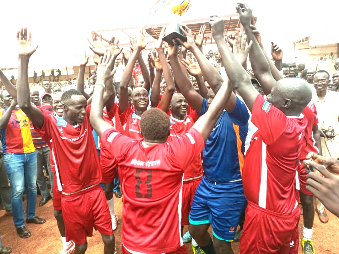 UNISFA_1's tweet image. #Peacebegins when youth leaders unite through sport.

As the #Ngok and #Twic Dinka youth leaders wrap up the four-day peace dialogue in #Wau #SouthSudan  a spirited football match kicked off the final activities where joint teams from the two communities faced off in a spirited