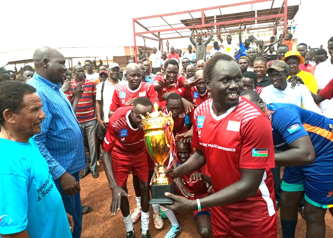 UNISFA_1's tweet image. #Peacebegins when youth leaders unite through sport.

As the #Ngok and #Twic Dinka youth leaders wrap up the four-day peace dialogue in #Wau #SouthSudan  a spirited football match kicked off the final activities where joint teams from the two communities faced off in a spirited