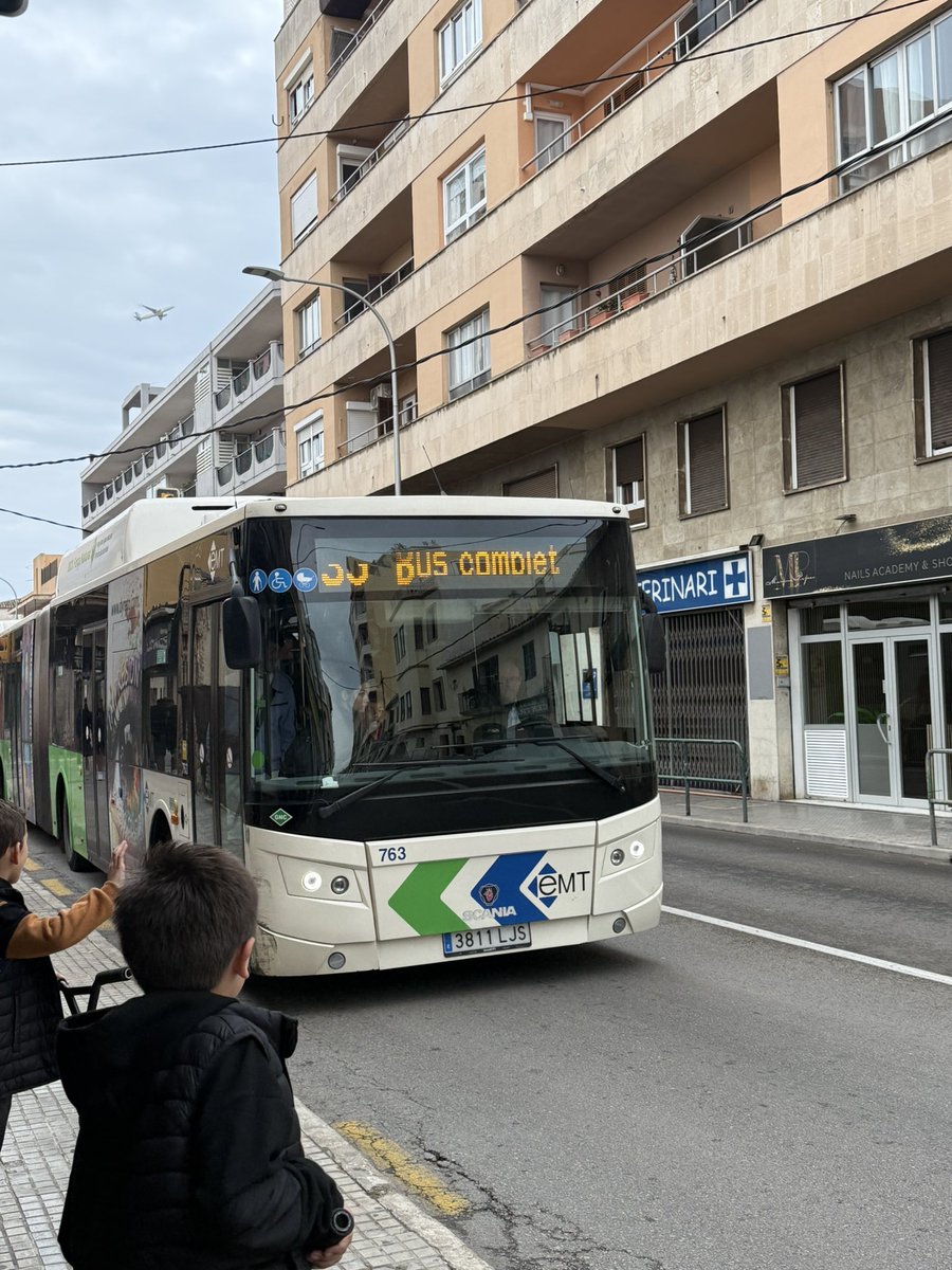 Uncaprichosomas's tweet photo. Saturación turistica en Mallorca? Eso no existe. 12 de Abril 11 de la Mañana buses completos en la 5 parada de la linea. @emtpalma https://t.co/KXvgMRgXBG