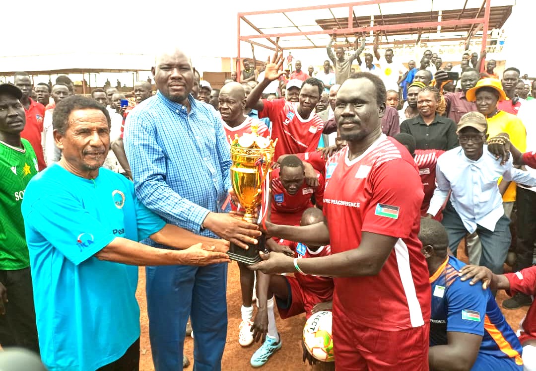 UNISFA_1's tweet image. #Peacebegins when youth leaders unite through sport.

As the #Ngok and #Twic Dinka youth leaders wrap up the four-day peace dialogue in #Wau #SouthSudan  a spirited football match kicked off the final activities where joint teams from the two communities faced off in a spirited