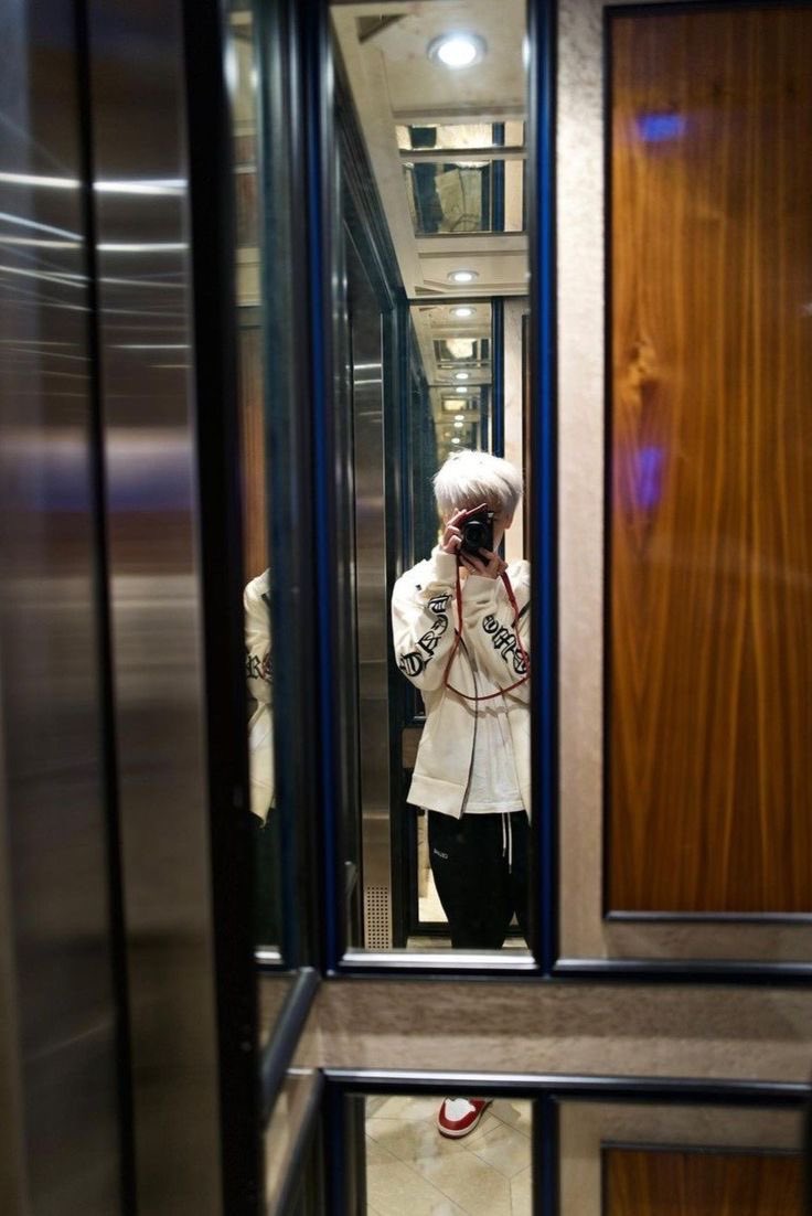 augustIune's tweet photo. just jaemin and his cameras mirror selfies https://t.co/pv3I8HVODl
