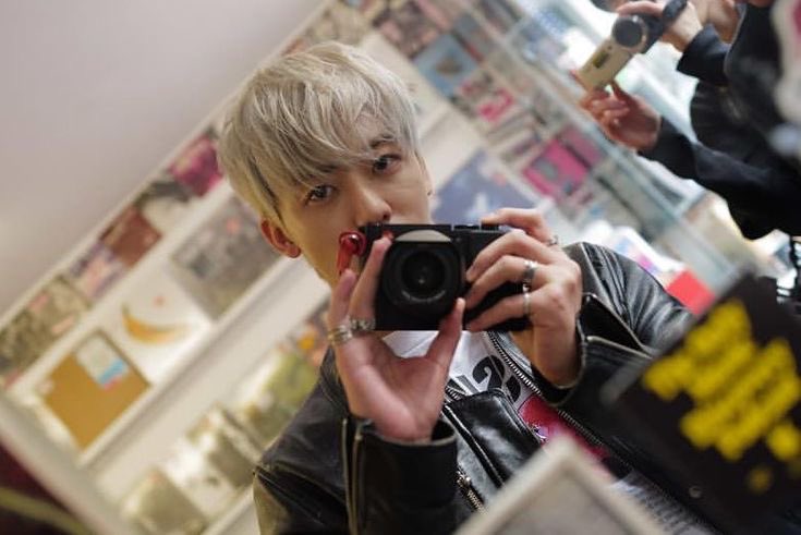 augustIune's tweet photo. just jaemin and his cameras mirror selfies https://t.co/pv3I8HVODl