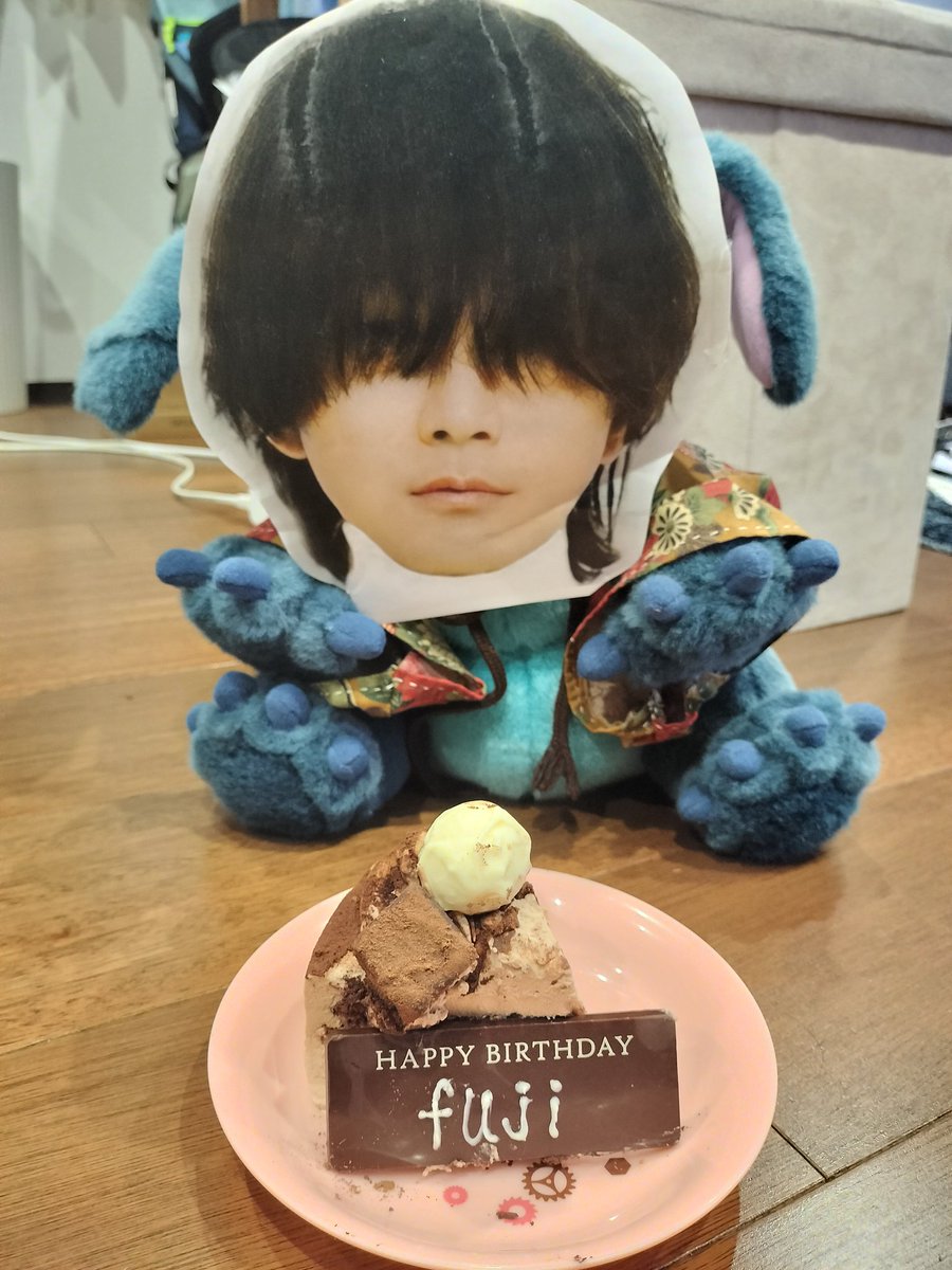 mylittleBBA79's tweet photo. 46歳おめでとうございます㊗️
何でも床太郎を模倣しつつ、貴方がこの世に生を受けたことに感謝をしながらケーキをいただくこととします🎂

#HBDFJ 
#BUMPOFCHICKEN https://t.co/u90nYMsNuU