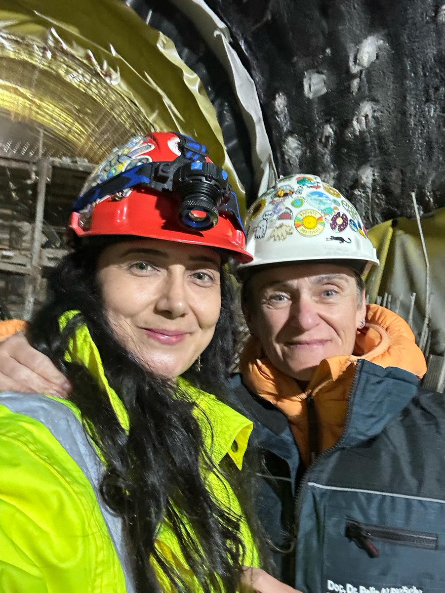 Kabataş şantiyemizde sevgili Selin ile.
Şantiyemize geldiğimde gençlerin ağırlıkta olduğu teknik ekibimizce karşılandım.
Yeni mega projelerimiz için fizibilite ve tasarım çalışmaları devam ediyor.
Ülkemizin genç beyin takımı ve binlerce emekçimizle yeni projelerimize başlayacağız