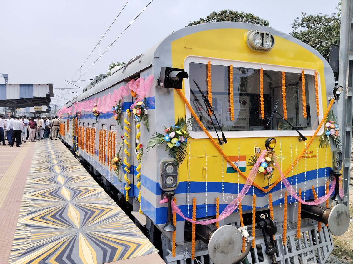 drmmalda's tweet photo. Shri Milind Deouskar, General Manager, Eastern Railway, along with DRM/Malda Shri Manish Kumar Gupta and other Branch Officers, inaugurated the new OHE Tower Wagon at Sahibganj with a ribbon-cutting ceremony.
#RailwayDevelopment #OHE #Sahibganj #InfrastructureUpgradation https://t.co/kdobUhHy01