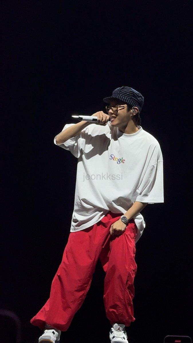 taehyungdj_'s tweet photo. HOBI’s OUTFIT FOR HOTS SOUNDCHECK DAY 1 IN MANILA 🔥 

ctto. #HOPE_ON_THE_STAGE_TOUR_Manila 
#HOPE_ON_THE_STAGE_TOUR https://t.co/uz6QoWc7rl