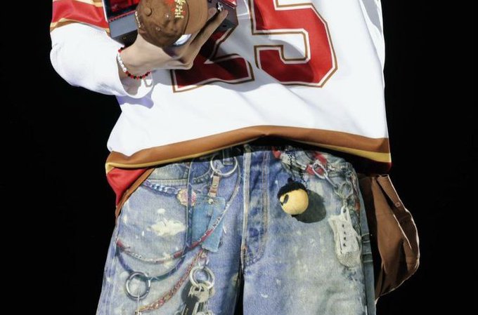 pearlytrivia's tweet photo. blinks calling hobi’s toy keychain “diIdo” to defend their favs terrible coachella performance is crazy 😭 https://t.co/fOES7ZXUtQ