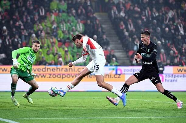 ml_ufsbt's tweet photo. 🇨🇿 Czech Republic, First League, April 12, Round 29 🏆
MFK Karviná vs. Slavia Praha
Karviná's recent scoring boost faces a huge test against Slavia's stingy defense. ⚽️
Despite Karviná's attacking flair (2.25 goals/game recently), their defense leaks too much (1.64 conceded). 🤔
Slavia sits comfortably at the top with a solid defense (0.39 conceded/game) and potent attack (1.96 scored/game). 💪
Prediction: Slavia dominates with a likely 2-0 win, shutting down Karviná's hopes. 🏆
#Czech #CzechLeague #FirstLeague #football #soccer #preview #insight #betting