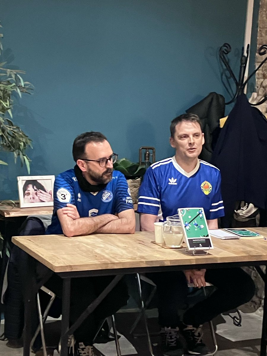 Ayer presentando Cuentan las crónicas en #Zaragoza en <a href="/aragonradio/">Aragón Radio</a> y luego en La Montonera con el gran <a href="/laureanodebat/">Laureano Debat</a> y su camiseta de Yugoslavia.

Yo llevaba, por supuesto, la del <a href="/XerezDFC/">XEREZ DEPORTIVO</a> 😀⚽💜

#Libros #Crónicas