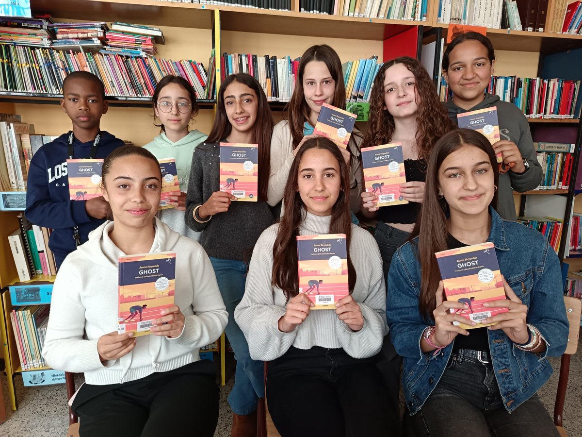PompeuFabraSalt's tweet photo. Ahir el Club de lectura d'ESO es va reunir per a parlar del llibre "L'imprevist cas del noi a la peixera" de Lisa Thompson que els alumnes han llegit aquest trimestre. Ara ja poden començar a llegir el nou llibre, "Ghost" de Jason Reynolds. #bibliotecasalvadorsunyer https://t.co/sscUVSdeuP