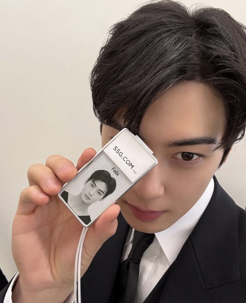 FanpageTepa's tweet photo. FELIX 💄🤭 is now trying to recruit Eunwoo as their brand model 🫠💎💥

"Hyung! EunWoo! 
I really want you to be the model for our Beauty of SSG!
You’d be a perfect match for the image!"
#FELIXEUNWOO
#bossg_
#SSGCOM
#CHAEUNWOO #차은우 https://t.co/KstPe6snIi
