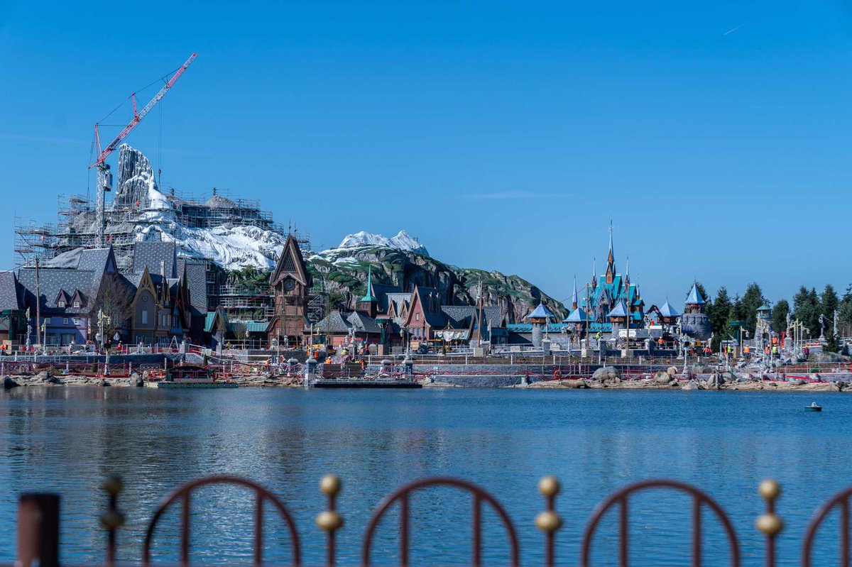 Le chantier de Disney Adventure World avance à grands pas : de plus en plus de détails apparaissent. 

Le land Frozen apparait pour l'instant comme le plus complété tant à l'extérieur qu'à l'intérieur. 

Mais Adventure Way progresse aussi rapidement : avec l'arrivée des arbres !
