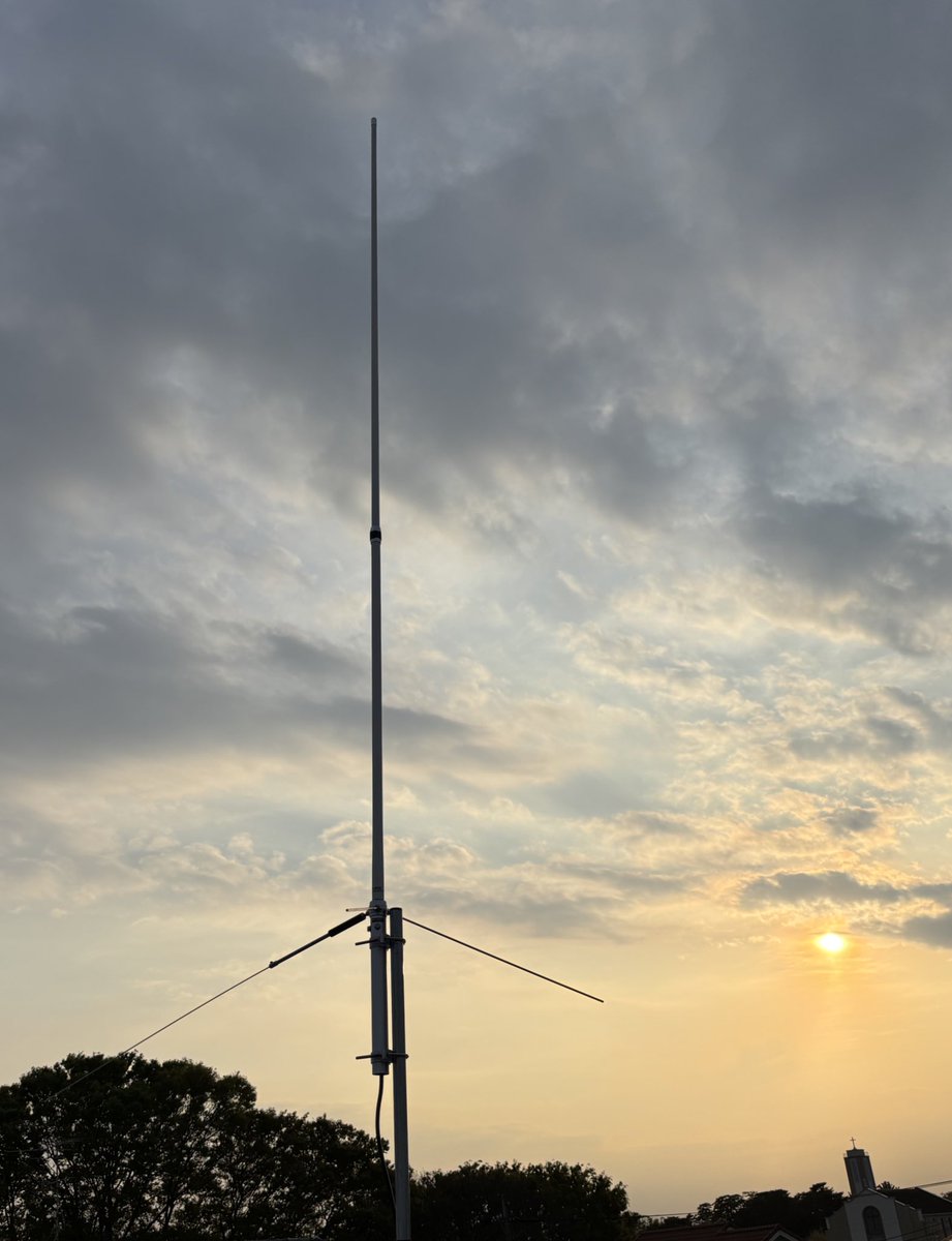 Works39's tweet photo. あがったついでに #V2000 の方を再調整して、隣家との段差がある方に50MHz 用のラジアルを向けた。
自宅の屋根上にラジアルがある時は、50.120が最良点だったので、ホントに回しただけでラジアルの位置次第なんだなと思った。
これで、他とも影響なく2m,430共に最良状態。
いい感じだ!
FMは6m2m0.7mOK https://t.co/Ye6dLjdafd