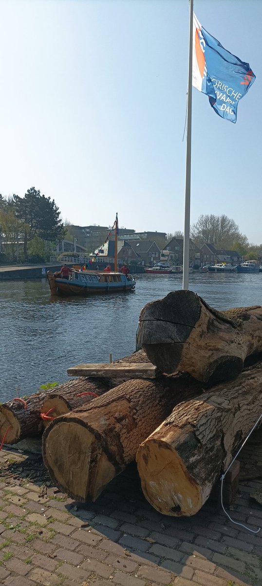 Vandaag Historische Trekvaart dag bij zaagmolen De Salamander. De eerste vaart met de Trekschuit De Goude Leeuw over de Vliet. De 'intercity van de Gouden Eeuw'!