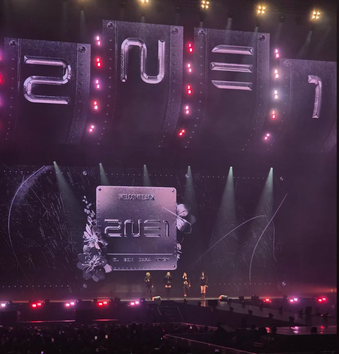memealuvzCLx's tweet photo. new themed background screen 🖤

2NE1 WELCOME BACK TOUR FINALE
#WELCOMEBACKinSEOUL_FINALE https://t.co/8amIuCM0qm