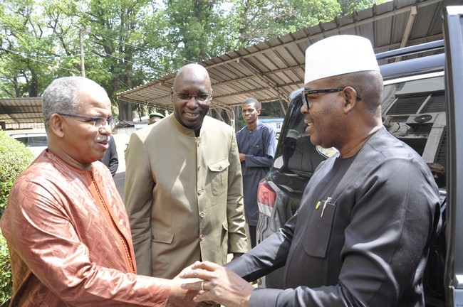 Malijetactu's tweet photo. Le ministre Boubacar Diane àla direction générale de EDM-SA : “Je tenais à vous féliciter de vive voix, vous dire toute la fierté, toute la reconnaissance du chef de l’Etat” https://t.co/PkXruewrnx #malijet #mali #edmsa #énergie https://t.co/1DzBQTlCdH