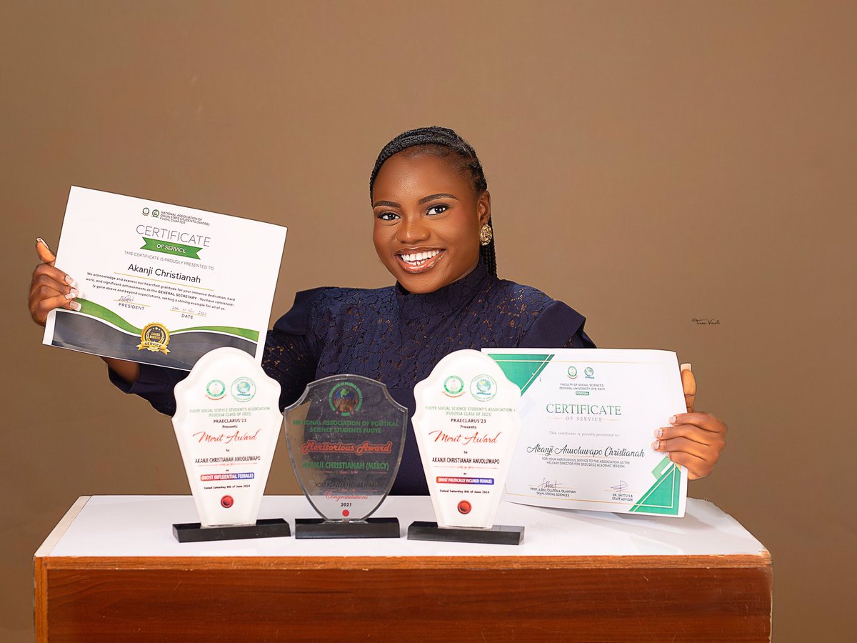 MercyBeaucoup22's tweet image. Convocation may be over,but it worth celebrating everyday
Pictures did not make it to this space and the time is now
So permit me to introduce myself again
Akanji Christianah Anuoluwapo
BSc. Political Science
CGPA:4.25/5.00
Federal University of Oye Ekiti,Ekiti State ❤️
#fuoye