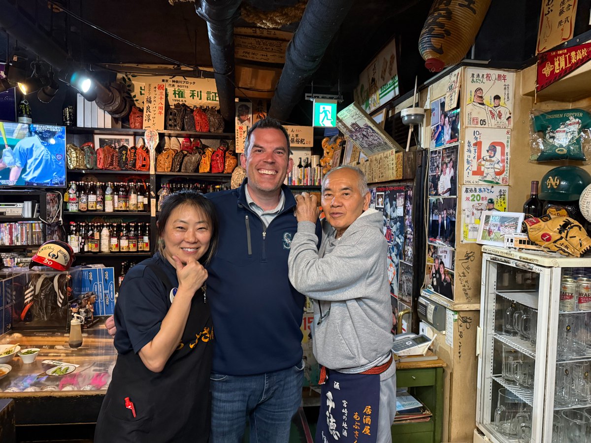 millerdna's tweet photo. I've been to 11 @npb parks in the last 12 days, but Abusan in Shinjuku may be one of my favorite stops! If you're a baseball fan in Tokyo, it is a must-stop izakaya! Everyone in there couldn't have been nicer and more engaging! (The food was tasty too!) #Japan #Abusan #NPB https://t.co/cvNUnqtie4