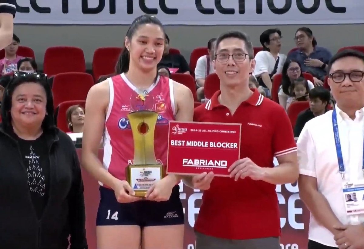 jbwrts's tweet photo. the way she blew a flying kiss to her parents after receiving her first individual award — they will always be your biggest supporters, proudest of the person you've become.

congratulations to our best middle blocker, beatriz! 💗 https://t.co/JEvjonOXnB