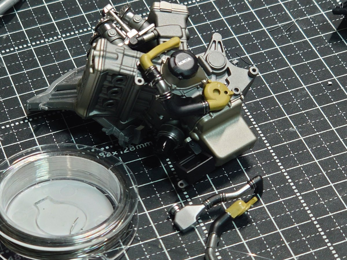 yummy_yacky's tweet photo. 今日のタミヤRC211V nv5bです。0.23mmステンワイヤーでホースバンドをアレしてみました。全18本中14本完成で本日の限界を迎えました(異様な目の疲れ)
#RC211V #NV5B #タミヤ https://t.co/ulpmBKQK7e