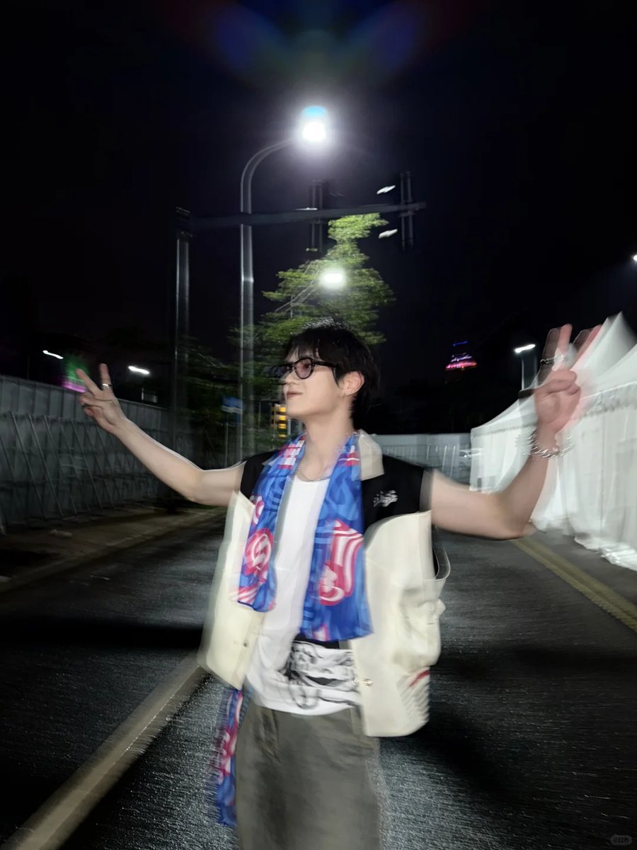 doiekunkun's tweet photo. 250412 #KUN Xiaohongshu update #WayV
'Accomplishing the freedom of playing with water 💦'
#waterbombHainan #TheWayToOpenSummer #WayZenNiComplementaryFood #NoMuscles #ComePlayWithWaterTogether 💥😂 https://t.co/BkljKXlIRE